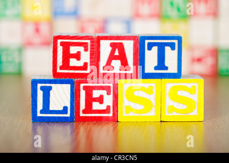 Essen Sie weniger ausgeschrieben im Alphabet Bausteine Stockfoto