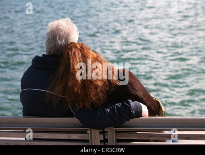 Ältere Menschen der Mann mit dem jungen Mädchen am Ufer des Meeres Stockfoto