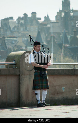 Piper spielen in Edinburgh, Schottland Stockfoto