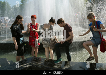 Jugendliche, Chillen am Brunnen vor dem Opernhaus, Lemberg, Ukraine Stockfoto