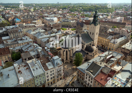 Blick vom Rathausturm auf die Lateinische Kathedrale Mariä Himmelfahrt, Lemberg, Ukraine Stockfoto