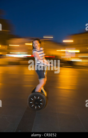 Einer jungen Frau auf einem Segway Personal Transporter auf dem Prospekt Swobody, Lemberg, Ukraine Stockfoto