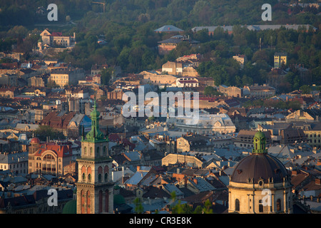 Blick vom Wysokyi Samok auf die orthodoxe Kathedrale und die Dominikanerkirche Corpus Christi, Lemberg, Ukraine Stockfoto