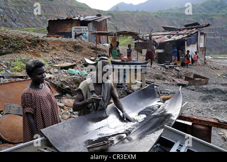 Familie der Goldwäscher in den zerstörten liegengebliebenen Kupfermine. Autonomen Region Bougainville, Papua New Guinea. Stockfoto