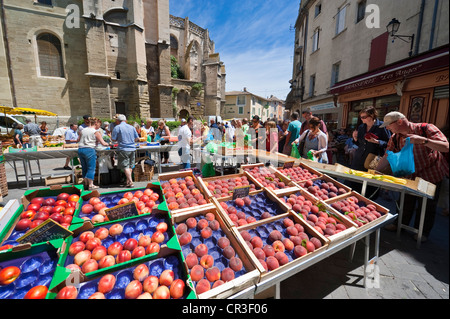 Frankreich, Vaucluse, Lubéron, Isle Sur la Sorgue, Place De La Liberte (Freiheitsplatz), Wochenmarkt am Sonntag, Obst und Stockfoto