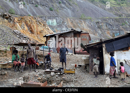 Familie der Goldwäscher in den zerstörten liegengebliebenen Kupfermine. Autonomen Region Bougainville, Papua New Guinea. Stockfoto