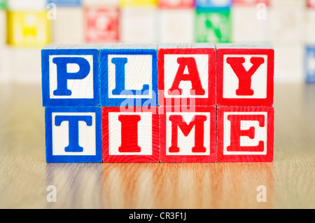 Spielzeit im Alphabet Bausteine ausgeschrieben Stockfoto