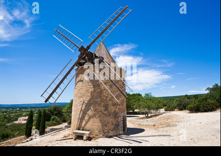 Frankreich, Vaucluse, Lubéron, Saint Saturnin Les Apt, Windmühle aus dem 17. Jahrhundert auf dem Hügel des Dorfes Stockfoto