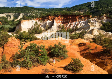 Frankreich, Vaucluse, Lubéron, Rustrel, Colorado Provencal, Wanderer in den Fuß eines Parks Stockfoto