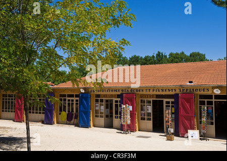 Frankreich, Vaucluse, Lubéron, Roussillon, Les Plus Beaux Dörfer de France, Okhra Ocker und angewandte Pigmente gekennzeichnet Stockfoto