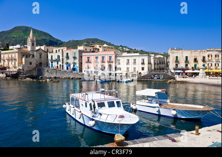 Italien, Sizilien, Äolischen Inseln, UNESCO-Welterbe, Lipari Insel Lipari, Marina Corta Fischerei Hafen Stockfoto