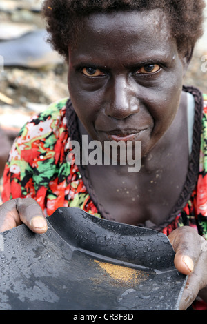 Frau in der verschmutzten Jaba-Fluss fließt von liegengebliebenen Kupfer mine Gold panning. Autonomen Region Bougainville, PNG Stockfoto