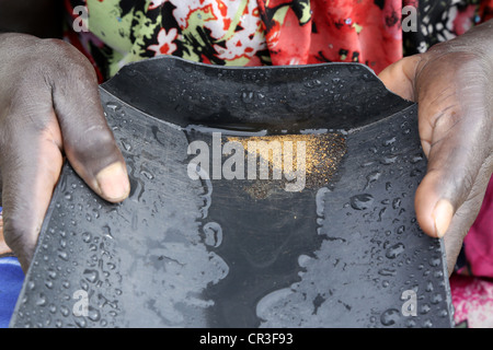 Frau in der verschmutzten Jaba-Fluss fließt von liegengebliebenen Kupfer mine Gold panning. Autonomen Region Bougainville, PNG Stockfoto