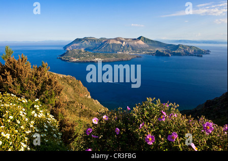 Italien, Sizilien, Äolischen Inseln, UNESCO-Welterbe, Vulcano Insel und Vulcanello Halbinsel von Lipari Insel gesehen Stockfoto