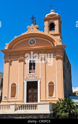 Italien, Sizilien, Äolischen Inseln, UNESCO-Welterbe, Insel Salina, Malfa, Kirche im Zentrum des Dorfes Stockfoto