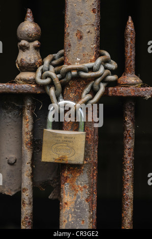 Schloss und Kette auf ein altes schmiedeeisernes Tor Stockfoto