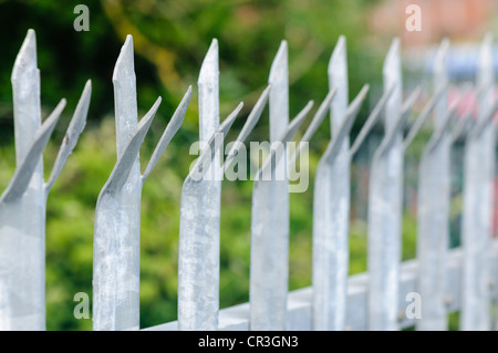 Oben auf einem verzinkten Stahlzaun mit Spikes, Klettern zu verhindern Stockfoto