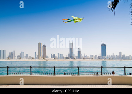 Drachen vor der Skyline von Dubai, Vereinigte Arabische Emirate, Naher Osten, Asien Stockfoto