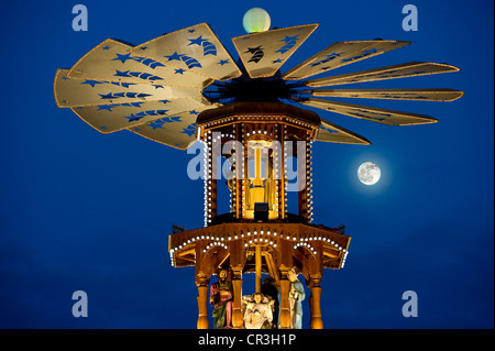 Weihnachtspyramide mit einem Vollmond Weihnachten Markt, Karlsruhe, Baden-Württemberg, Deutschland, Europa Stockfoto