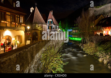Weihnachtliche Winternacht in Kaysersberg, Elsass, Frankreich, Europa Stockfoto