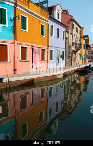 Bunte Häuser, reflektiert in einem Kanal in Burano, Venedig, Spanien, Europa Stockfoto