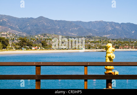 Blick auf Strand und Berge von Stearns Wharf in Kalifornien "Santa Barbara" Stockfoto