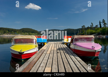 Bunte Boote auf einem Kai angedockt Schluchsee See, Schwarzwald, Baden-Württemberg, Deutschland, Europa Stockfoto