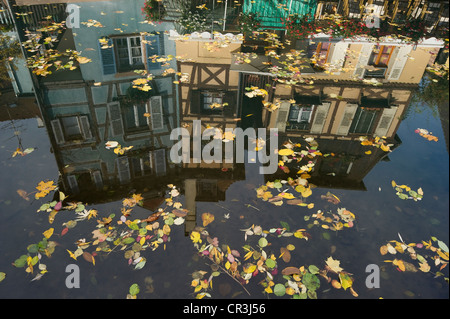 Fachwerkhäuser spiegeln sich im Wasser, Petite Venise, klein Venedig, Altstadt von Colmar, Elsass, Frankreich, Europa Stockfoto