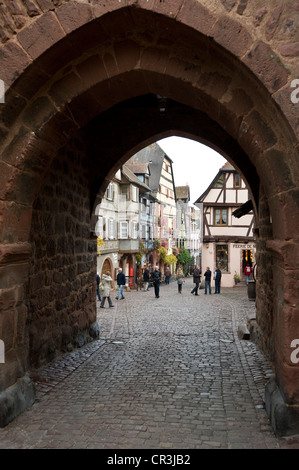 Blick durch den Torbogen, Riquewihr, nördlich von Colmar, Elsass, Frankreich, Europa Stockfoto