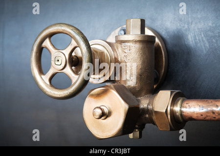 Messingventil trainieren der alten Dampfmaschine Stockfoto