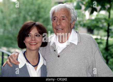 Heesters, Johannes, 5.12.1903 - 24.12.2011, österreichische/niederländische Sängerin, Schauspieler, Entertainer, halbe Länge, mit seiner Frau Simone Rethel, 1997, Stockfoto