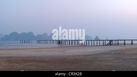 Vietnam, Provinz Quang Ninh, Halong Bay UNESCO-Welterbe, Van Don Insel, Bai Dai Beach Holzponton Stockfoto