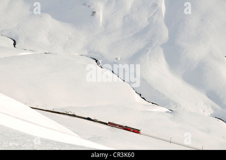 Glacier Express, Oberalppass, Schnee, Andermatt, Kanton Uri, Schweiz, Europa Stockfoto