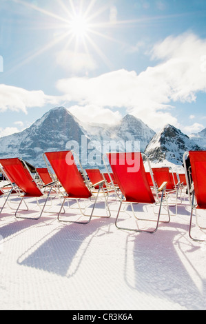 Liegestühle am Maennlichen Berg, Grindelwald, Kanton Bern, Berner Oberland, Schweiz, Europa Stockfoto
