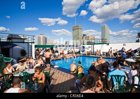 Kanada, Provinz Quebec, Montreal, Terrasse und Swimmingpool der magnetischen Bar und Restaurant auf der 20. Etappe von Hotel de Stockfoto