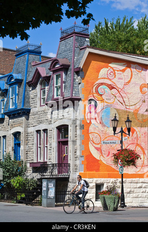 Kanada, Provinz Quebec, Montreal, Plateau Mont-Royal District, Rue Prince Arthur, Wandgemälde und Radfahrer Stockfoto