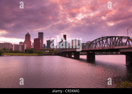 Portland Oregon Skyline in der Abenddämmerung Stockfoto