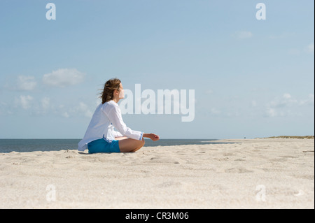 Frau am Strand, Liste, Sylt Insel, Schleswig-Holstein, Deutschland, Europa Stockfoto