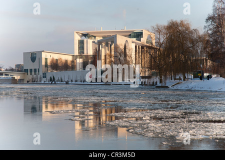 Kanzleramt im Winter, gesehen von der Spree entlang, Berlin, Deutschland, Europa, PublicGround Stockfoto