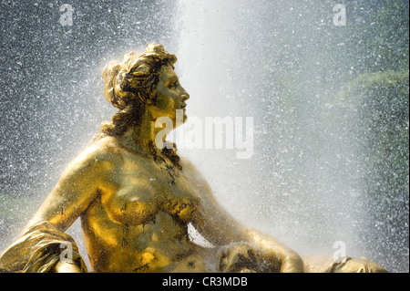 Skulptur einer golden Lady, Brunnenskulptur im Park von Schloss Linderhof Schloss in der Nähe von Oberammergau, Allgäu, Bayern Stockfoto