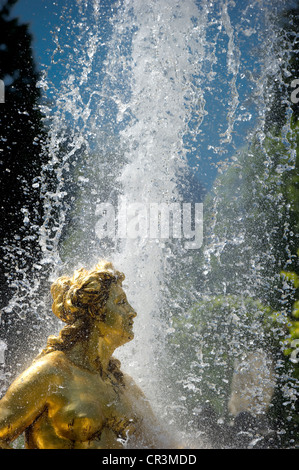 Skulptur einer golden Lady, Brunnenskulptur im Park von Schloss Linderhof Schloss in der Nähe von Oberammergau, Allgäu, Bayern Stockfoto