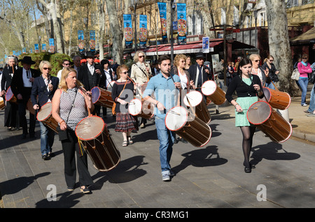 Prozession der Provençal Trommler spielen Provençal Volksmusik auf der Cours Mirabeau Aix-en-Provence Frankreich Stockfoto