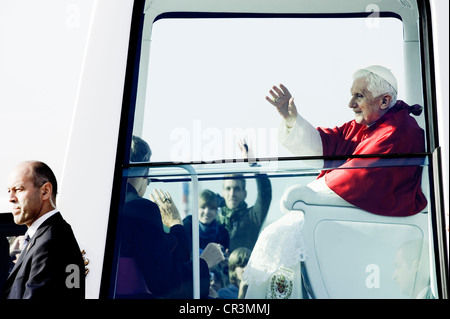 Päpstliche Messe am Flughafen, Besuch von Papst Benedict XVI am 25. September 2011, Freiburg Im Breisgau, Baden-Württemberg Stockfoto