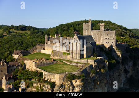 Frankreich, Dordogne, Perigord Noir Beynac et Cazenac, gekennzeichnet Les Plus Beaux Dörfer de France, Burg auf einem Felsvorsprung über der Stockfoto