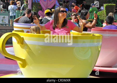 Familien, die Spaß am Disneyland Teetassen und Untertassen Attraktion im Fantasyland Stockfoto