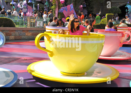 Familien Spaß winken während des Disneyland Teetassen und Untertassen Attraktion im Fantasyland Stockfoto