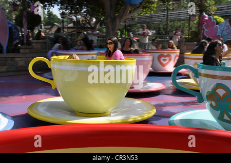 Familien, die Spaß an Disneyland's Tea Cups and Saucers Attraction in Fantasyland, Anaheim, CA, USA Stockfoto