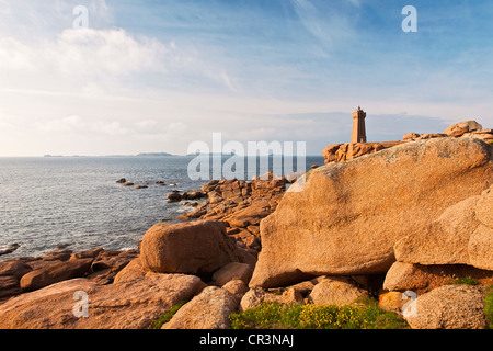 Leuchtturm an der Côte de Granit Rose oder rosa Granit Küste, Frankreich, Europa Stockfoto