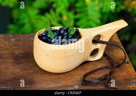 Heidelbeeren in einem Holzbecher Stockfoto