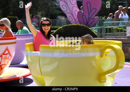 Familie winken gleichzeitig Spaß am Disneyland Teetassen und Untertassen Attraktion im Fantasyland Stockfoto